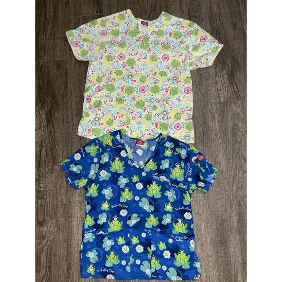 2 Dickies Womens Scrub V-Neck Top Frog Print Size XS "Toad ally Cool" Green Blue - Picture 1 of 9